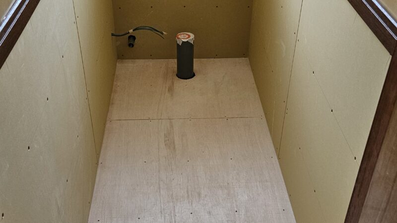 トイレの壁と床が仕上がりました